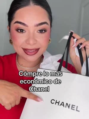 Mabell con la bolsa de Chanel Beauty