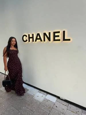 Mabell en la entrada de Chanel, Miami