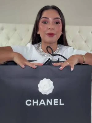 Mabell con la bolsa de Chanel